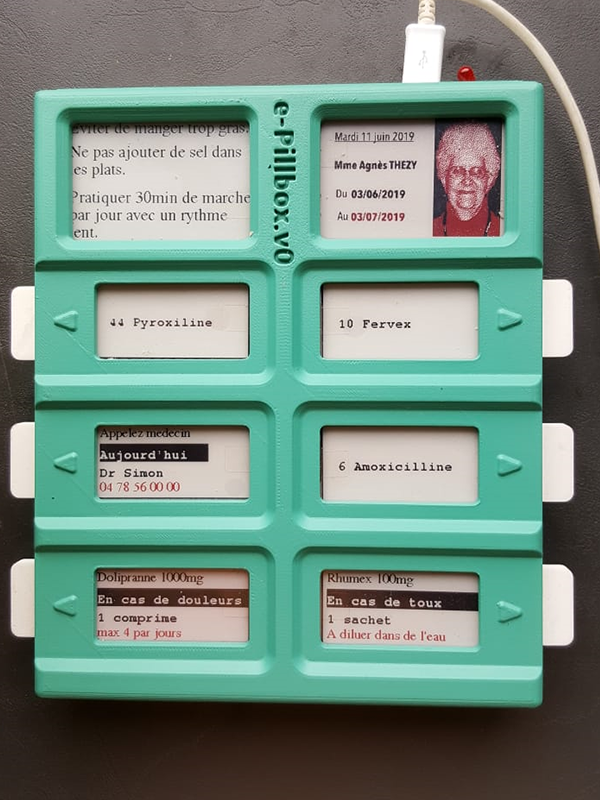 Pilulier électronique nominatif avec 8 écrans programmables et 6 tiroirs pour intégrer des médicaments