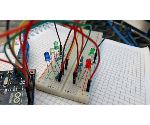 Photo de composants électroniques reliés par des fils à une carte Arduino UNO